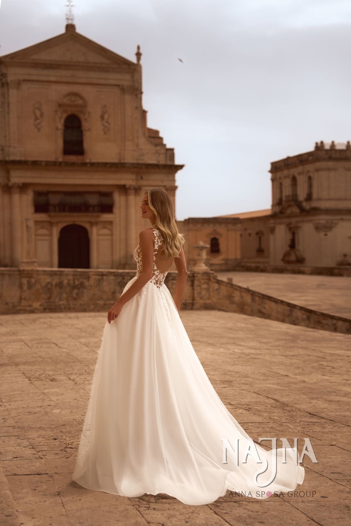 Suknia slubna Anna Sposa BANTA tył w NAJNA WOW