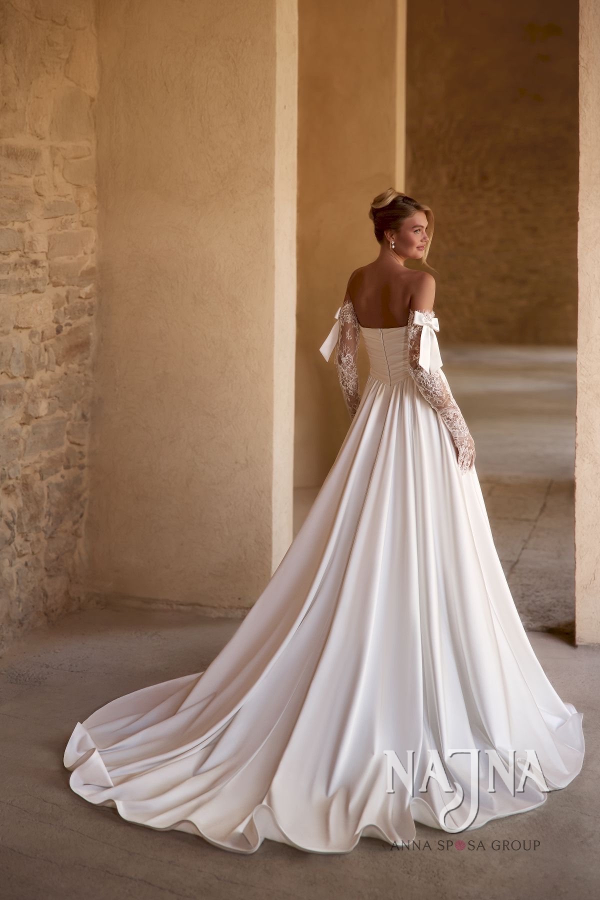 Suknia ślubna Anna Sposa FRANTELIA blisko w NAJNA WOW tył w NAJNA WOW